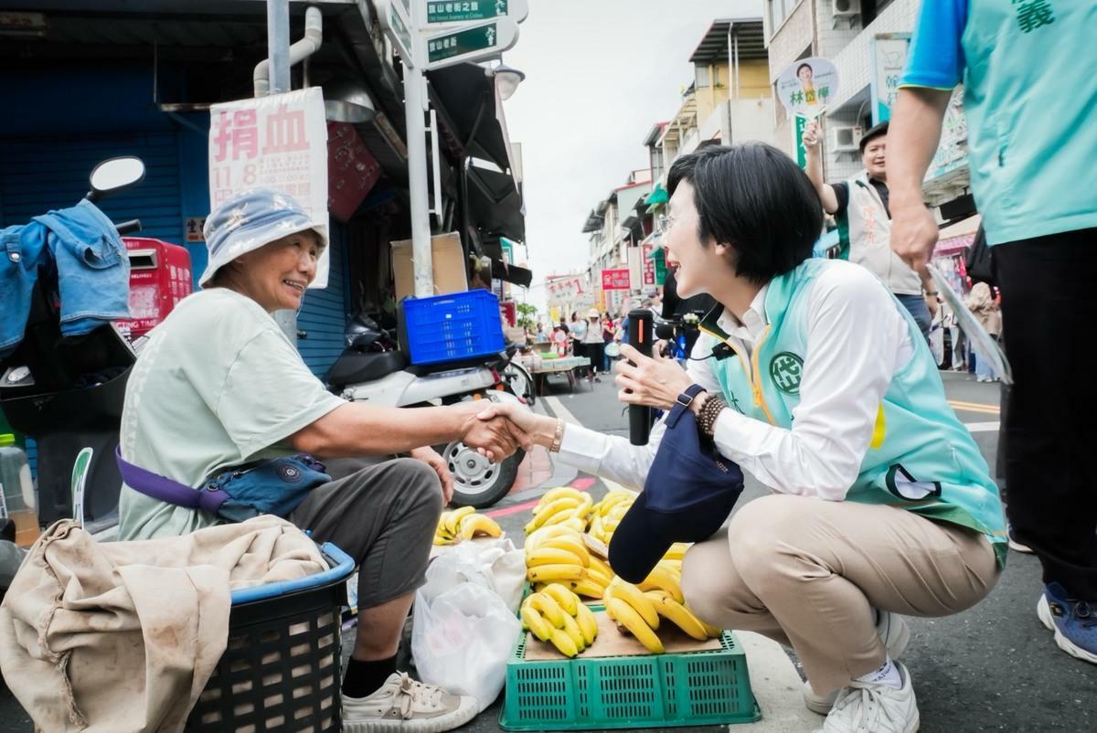 林岱樺(右)走訪旗山老街、市場，沿途向鄉親請安、傾聽在地心聲。 圖：林岱樺辦公室/提供