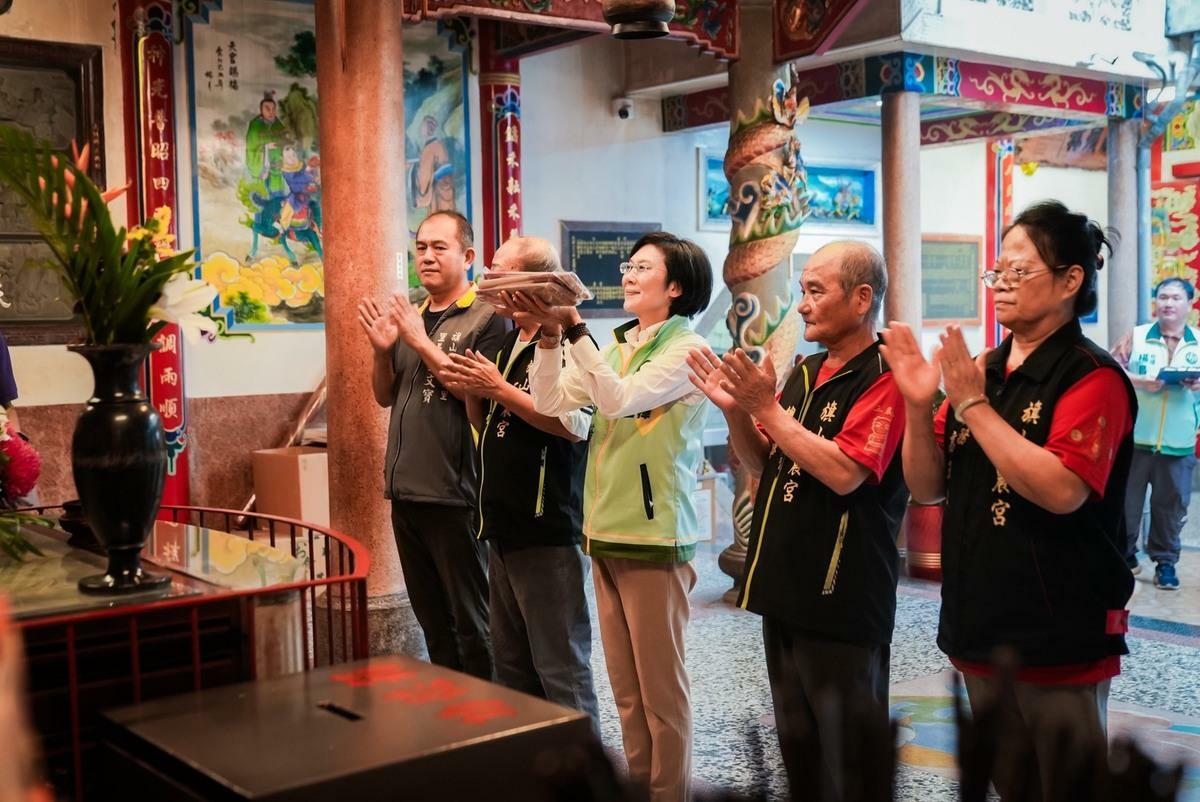 林岱樺(中)赴旗山天后宮參香，祈願鄉親平安順興、家家幸福。 圖：林岱樺辦公室/提供