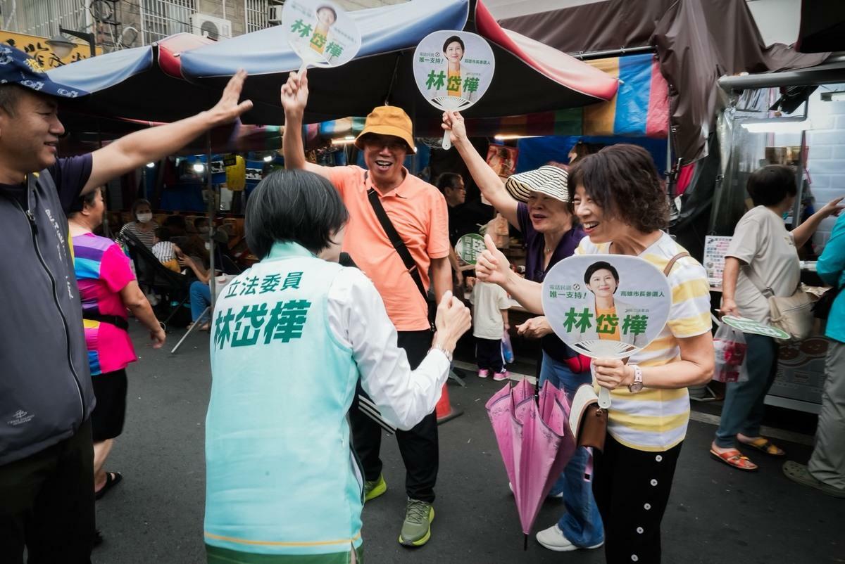 林岱樺(右)走訪旗山市場，受到鄉親熱烈歡迎。 圖：林岱樺辦公室/提供