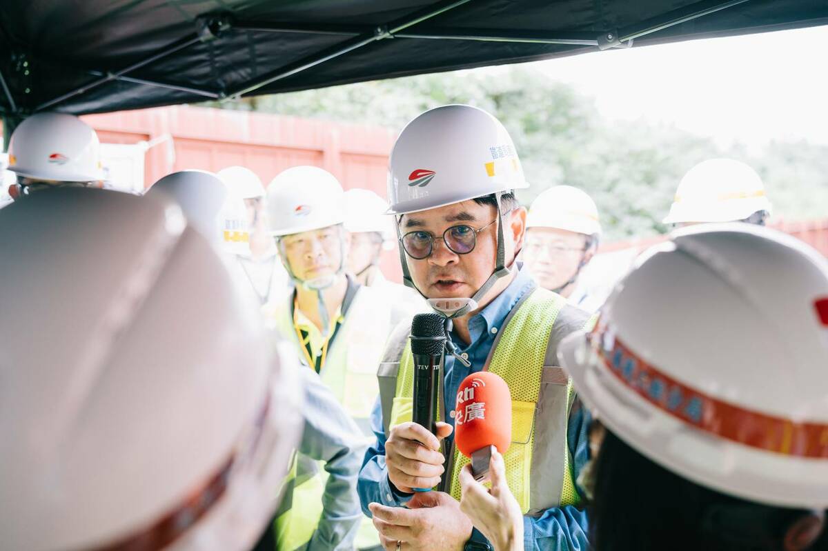 鐵道局長楊正君說明花東雙軌化計畫內容。 圖：交通部鐵道局/提供