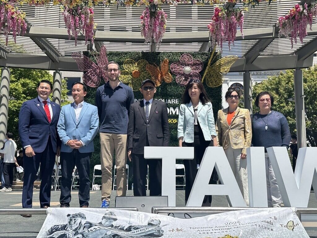 加州參議員威善高（左3）上個月底宣布投入2026年聯邦眾議院選舉，角逐裴洛西所代表的加州第11選區席位。圖為威善高參加台灣文化節活動，攝於5月10日。中央社記者張欣瑜舊金山攝　114年11月09日