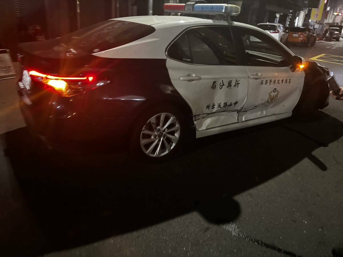 高雄一名男子拒檢逃逸，途中衝撞警方，造成警車右側凹陷，員警左臂擦挫傷。 圖：翻攝自記者爆料網