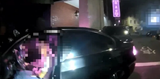 高雄市新興區員警巡檢違停車輛，聞到車內毒品氣味，要求駕駛熄火接受盤查。 圖：警方提供