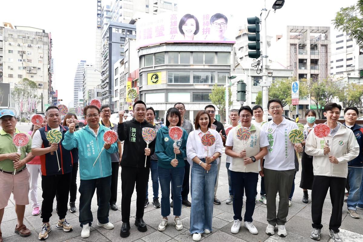 多位長期與陳其邁共事的助理、幕僚與後援會代表齊聚力挺邱議瑩(前排右四)。 圖：邱議瑩競選總部/提供