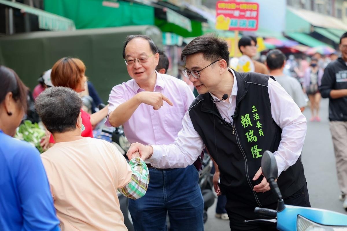 王瑞德(右二)向民眾大力薦賴瑞隆(右一)。 圖：賴瑞隆辦公室/提供