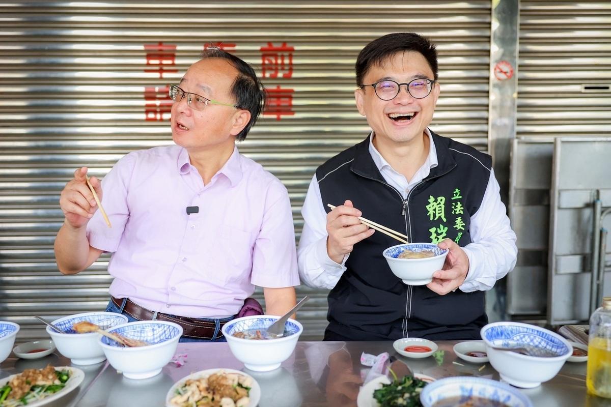 賴瑞隆(右)陪王瑞德(左)品嚐開業超過70年的鴨肉老店。 圖：賴瑞隆辦公室/提供