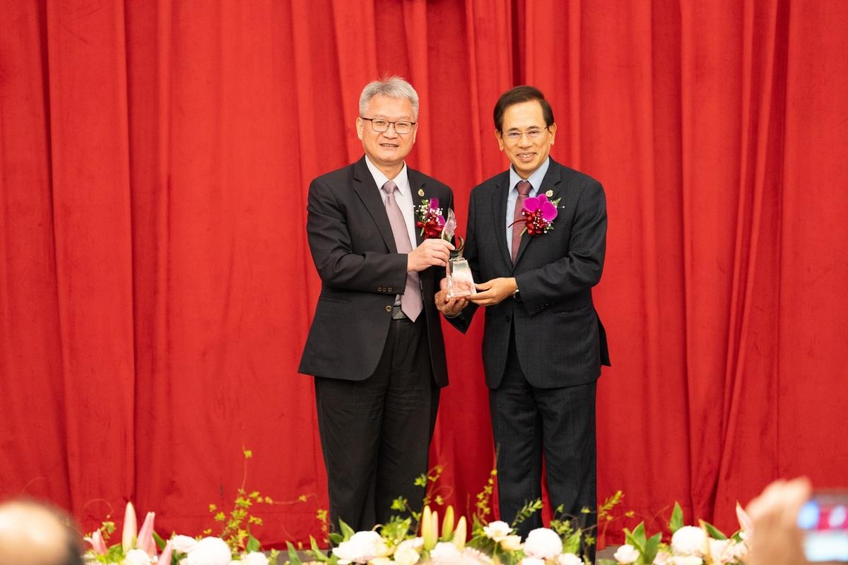 中山醫大於65週年校慶頒授吳元煌名譽博士學位，由同窗邱文達（右）代為領取。 圖：中山醫大/提供