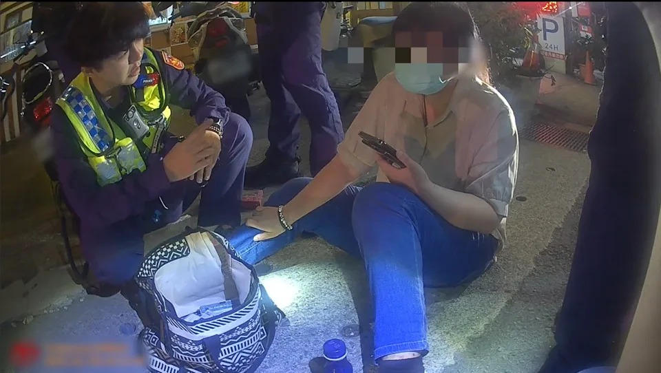 劉姓女子在超商偷取價值約1100元的飲料及三明治，超商店員追出店外阻止並報警。 圖：民眾提供