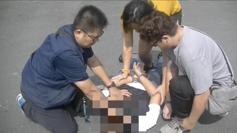游姓通緝犯持刀拒檢又搶車逃逸，昨日遭警逮捕。 圖：警方提供