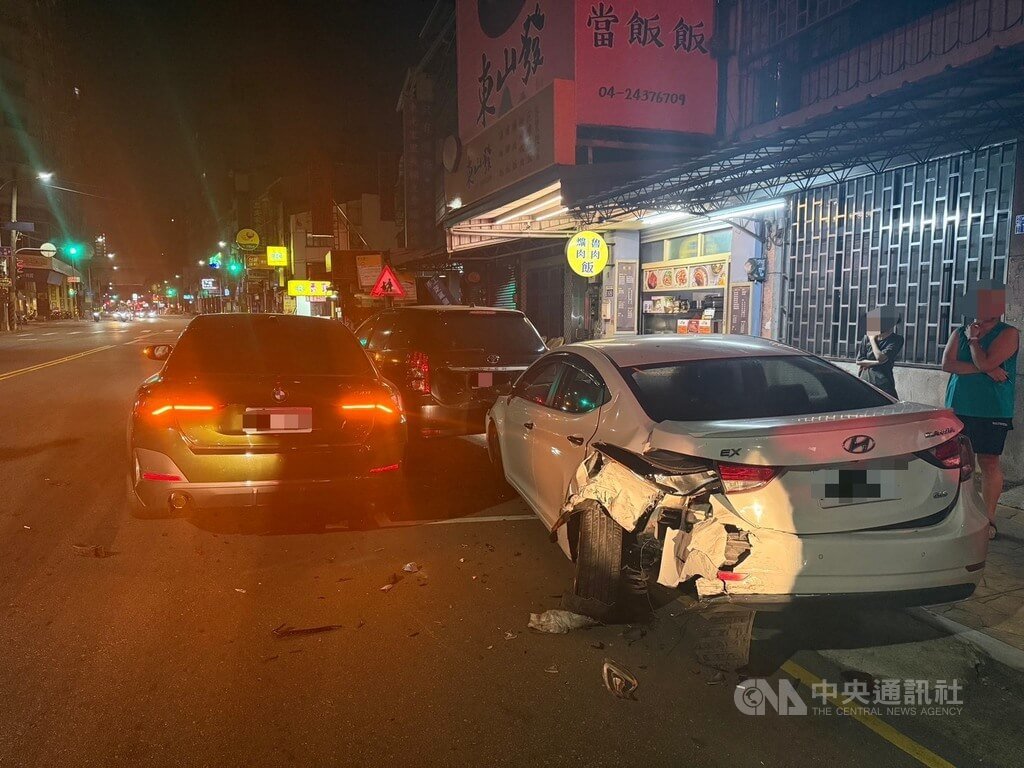 沈姓女子9日凌晨酒後駕駛自小客車，行經台中市北屯區東山路時，不慎撞擊路邊停放的2輛汽車與1輛機車，沈女身上多處擦挫傷，幸未波及其他人員。（翻攝照片）中央社記者蘇木春傳真　114年11月9日