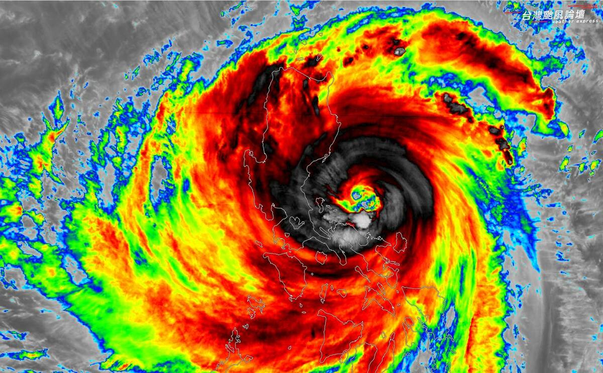 鳳凰目前仍為中颱上限，當颱風登陸呂宋島後，就受地形破壞減弱，將以中颱之姿進南海。 圖：取自台灣颱風論壇