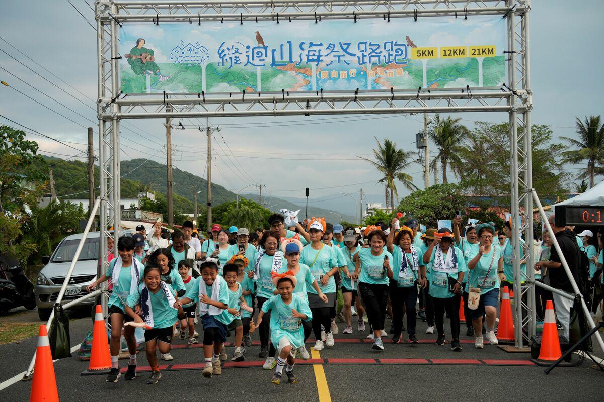 臺東縣達仁鄉114年縫迴山海祭路跑暨市集音樂會登場，吸引全台超過400名跑者共襄盛舉。 圖：臺東縣達仁鄉公所/提供