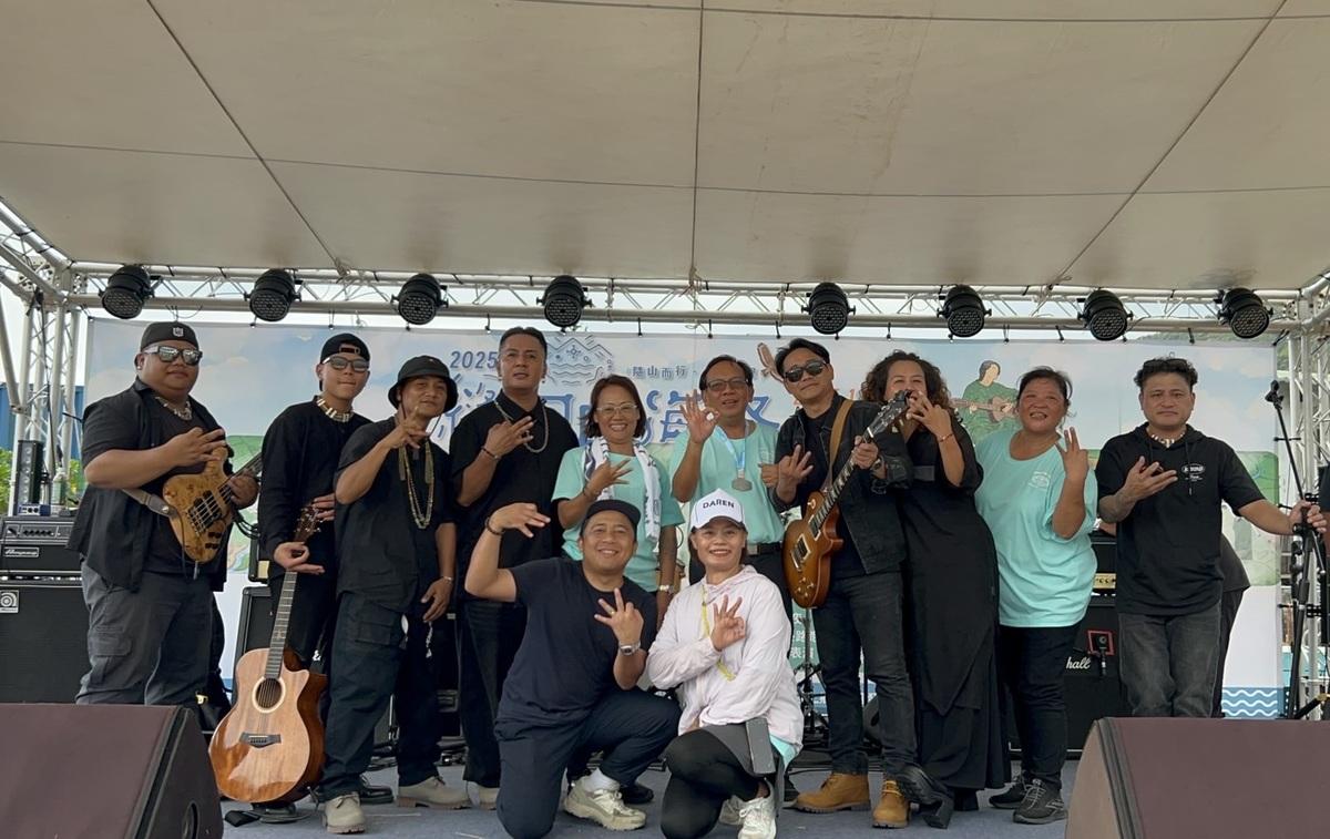 2025縫迴山海祭路跑暨市集音樂會，達仁鄉長陳新輝(右五)及表演團體「三十而立」合影。 圖：臺東縣達仁鄉公所/提供