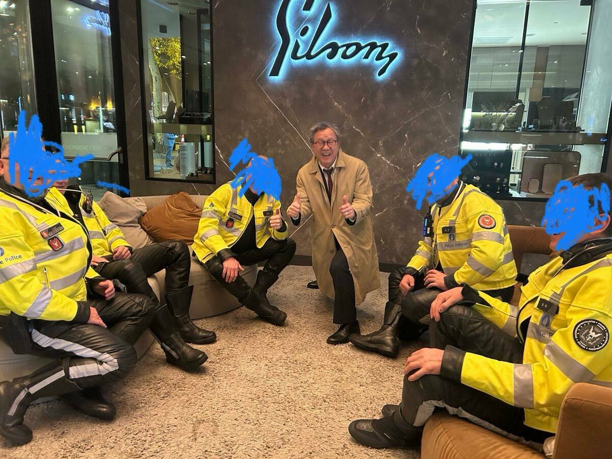 駐歐盟代表謝志偉在臉書發出與維安警察的合影，並表示比利時方面以「文明動作」預防中方「野蠻行為」。 圖:取自謝志偉臉書