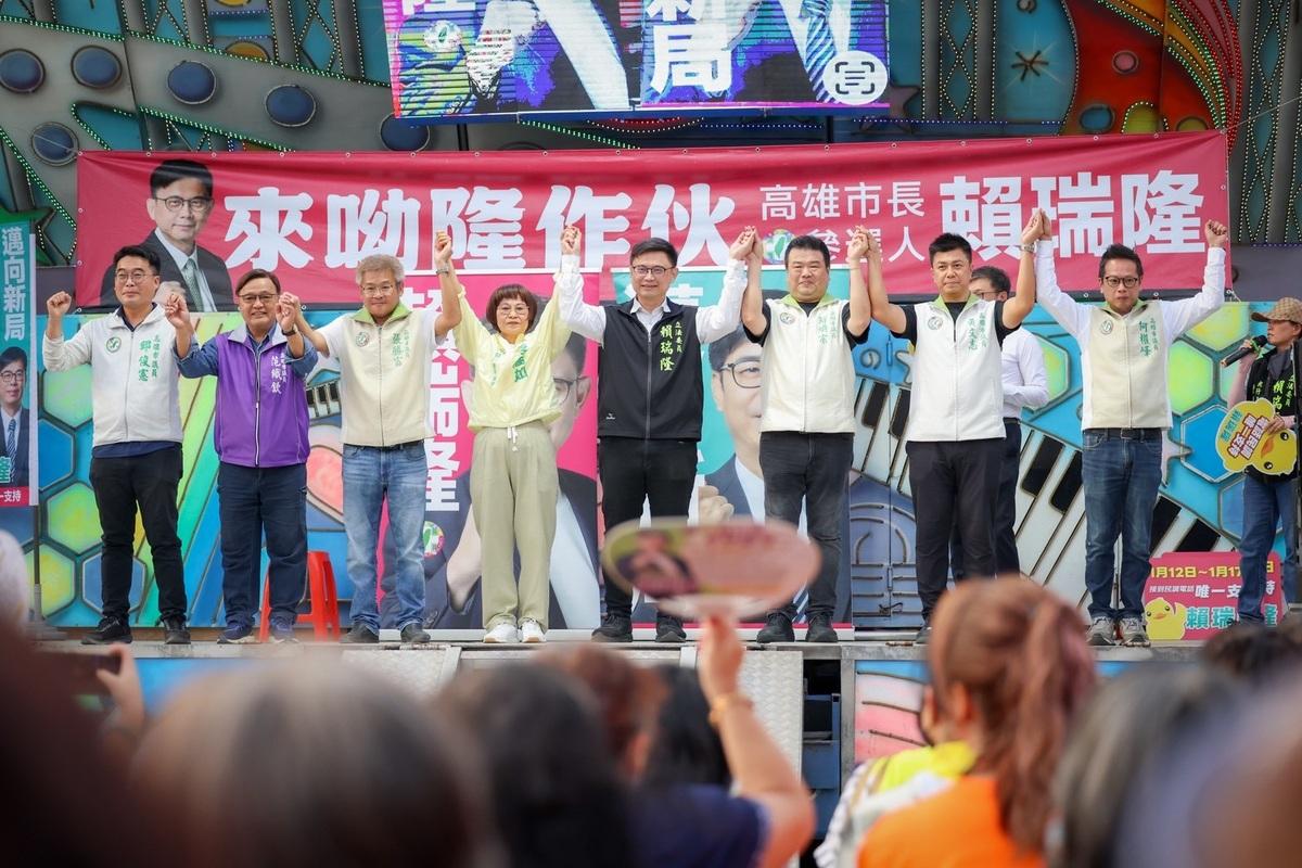 賴瑞隆(右四)在旗津福壽宮舉辦政策說明會，7位議員到場力挺。 圖：賴瑞隆辦公室/提供