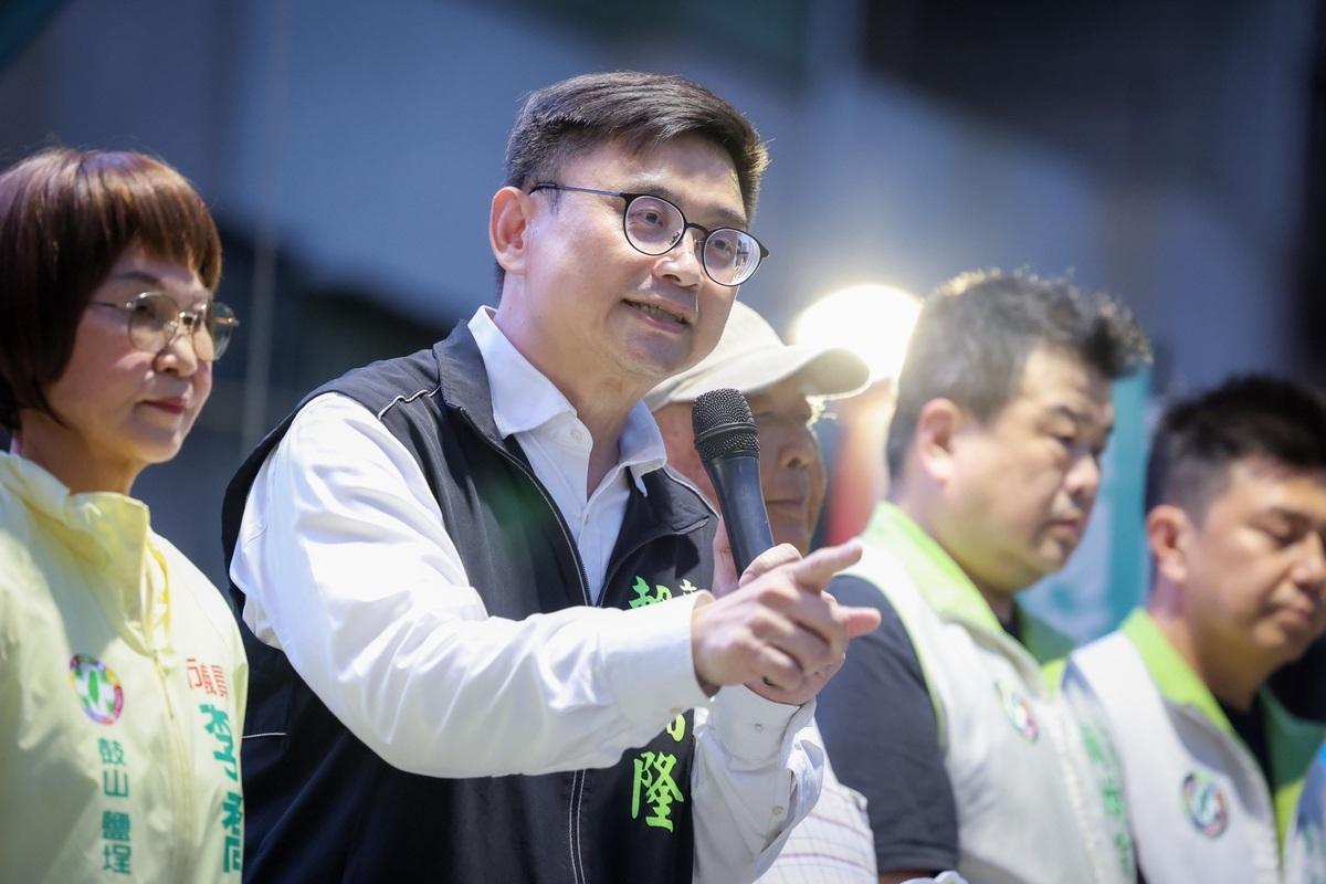 賴瑞隆(左二)強調未來高雄的四大目標是成為「建設大進步、經濟大發展、生活大宜居、市民大幸福」的國際城市。 圖：賴瑞隆辦公室/提供