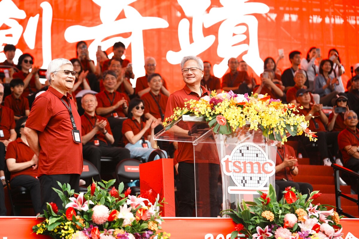 圖為台積電運動會右邊為輝達執行長黃仁勳與左邊台積電董事長魏哲家。 圖: 台積電／提供