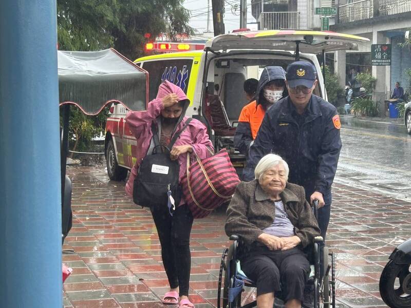 馬太鞍溪堰塞湖今日已達紅色警戒標準，地方政府執行強制撤離工作，由警方等各單位協同。 圖：鳳林警分局/提供