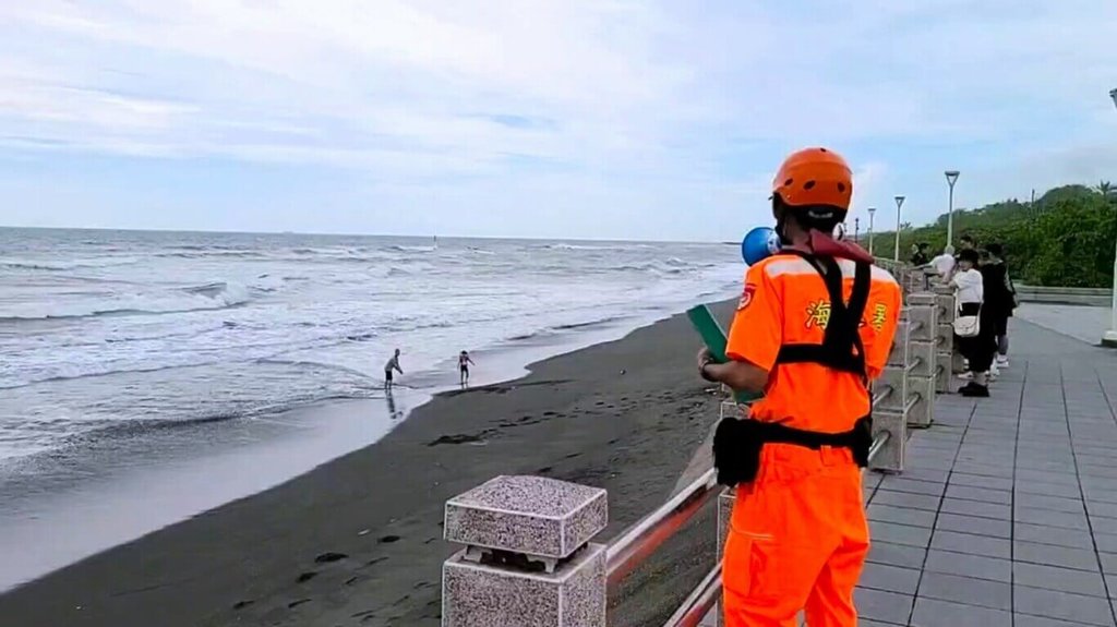 海巡署10日表示，有鑒於颱風鳳凰逼近，若地方政府發布公告警戒區後，違法進入者將依災害防救法開罰。（海巡署提供）中央社記者黃麗芸傳真　114年11月10日