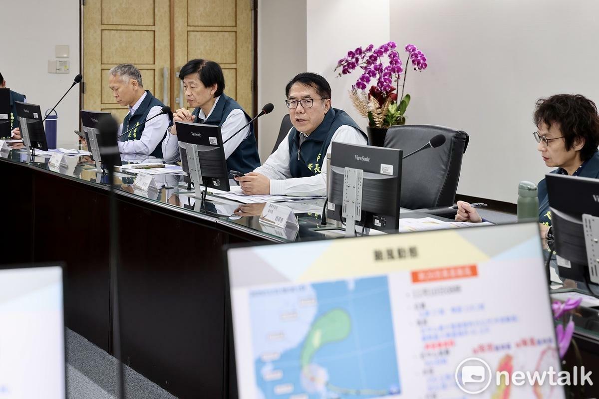 台南市長黃偉哲今日主持市府「鳳凰颱風防颱整備會議」，逐一檢視各項防颱應變措施，要求各相關單位強化排水系統巡檢、加強低窪地區與易淹水區域警戒，並確保避難場所及民生物資準備，務求在颱風來襲前完成全面整備，以維護市民安全。 圖：台南市政府提供