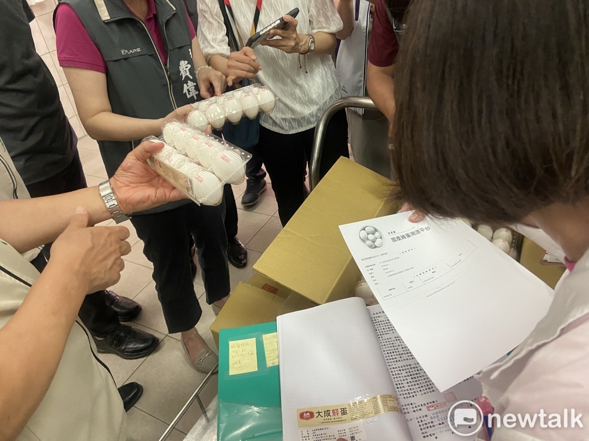 臺南市政府教育局啟動全市學校午餐蛋品安全清查機制，已完成全面清查。經比對教育部「校園食材登錄平臺」資料及衛生單位公告，全市各級學校自9月1日至11月10日期間，均未使用溯源編號I47045系列（芬普尼案相關批號）之蛋品，請家長與社會大眾放心。 圖：台南市政府提供