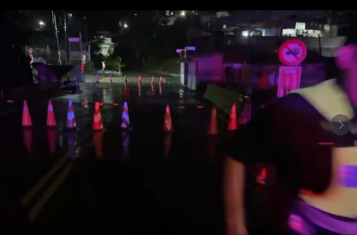 花蓮縣萬榮鄉明利村10日晚間因鳳凰颱風帶來豪雨，馬太鞍溪再度洩下大量泥濁洪水，村內低窪街道瞬間被滾滾泥水淹沒。 圖：截取「臉書」鄭天財