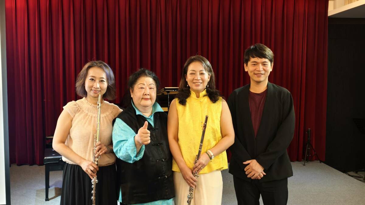 樊曼儂(左二)與兩位高足馬曉珮(右二)、林尚蓉(左一)及鋼琴家黃楚涵(右一)。 圖：孫家銘攝