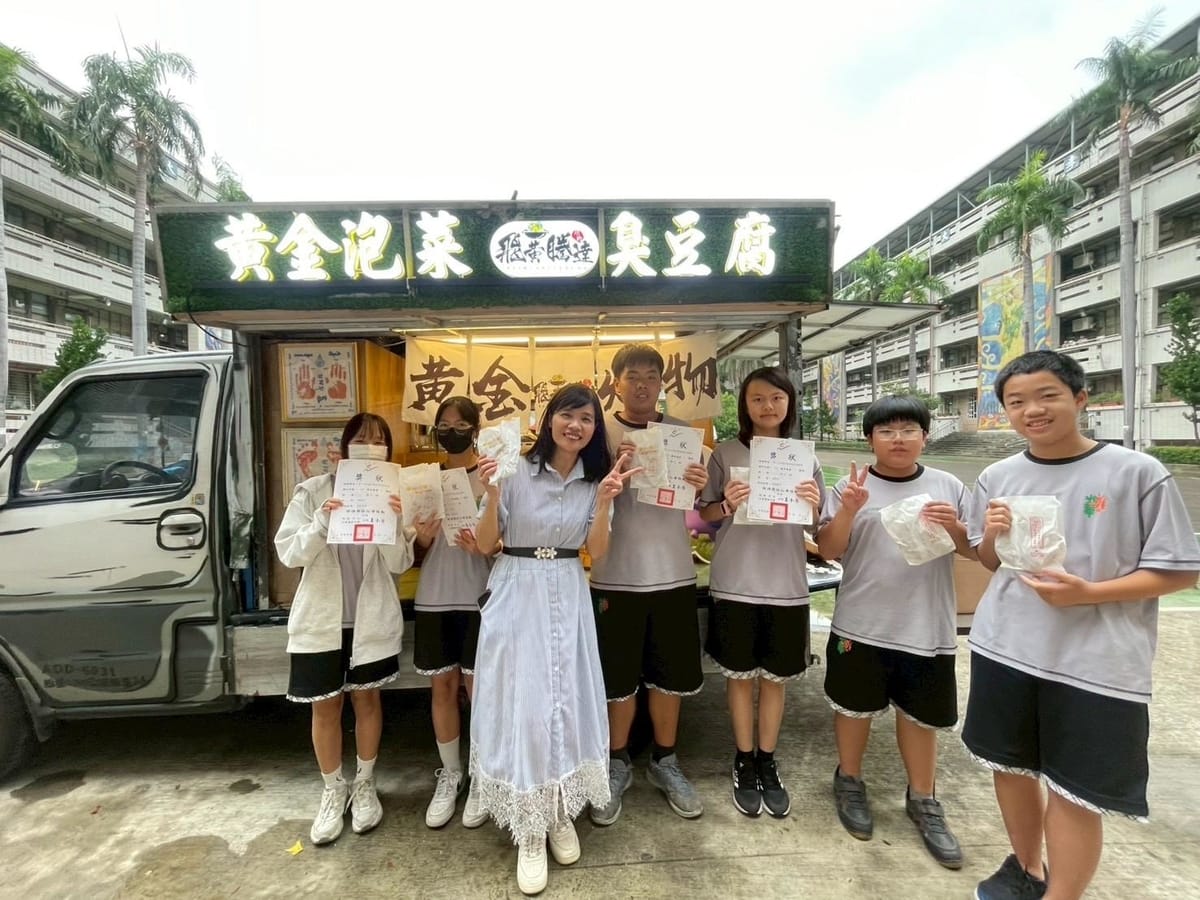王小芬(左三)以熱騰騰的雞排獎勵段考前三名的同學。 圖：高市光華國中/提供