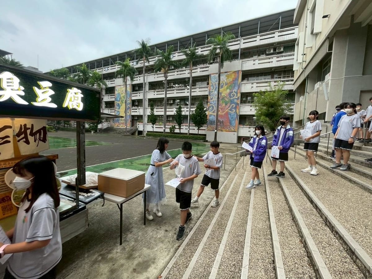 段考各班前3名同學依序領取現場製作的熱騰騰雞排。 圖：高市光華國中/提供