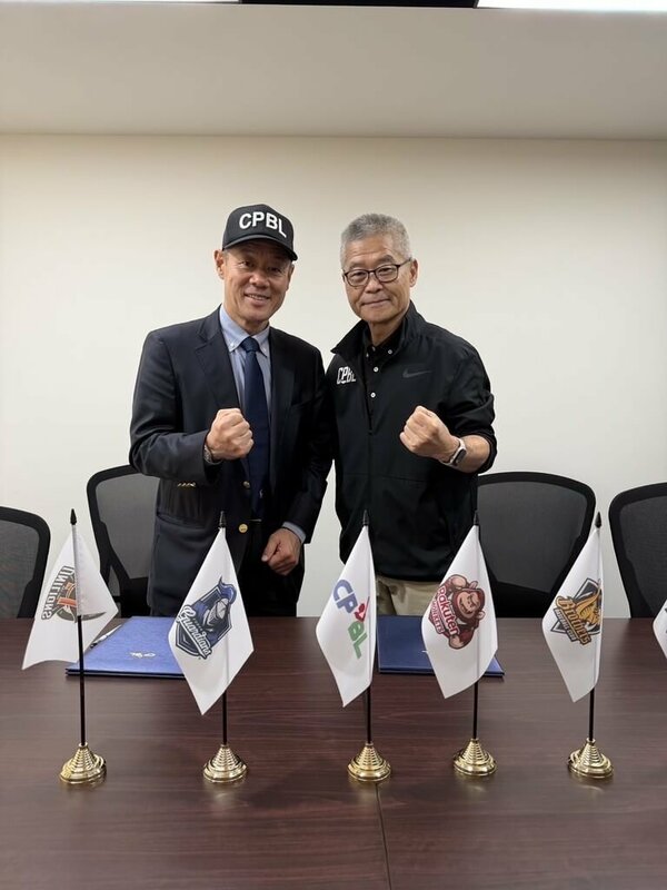 即將年滿59歲的日籍資深裁判木内九二生（左）10日正式加入中華職棒大家庭，將在新賽季攜手中職裁判並肩執法，他表示，希望憑藉自身經驗，協助培育新一代裁判。圖右為中職秘書長楊清瓏。（中職提供）中央社記者陳容琛傳真　114年11月10日