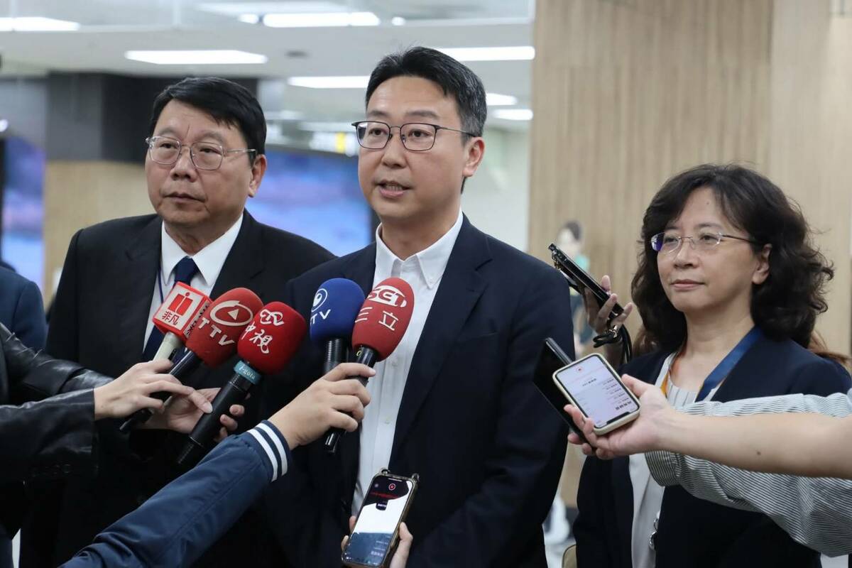 交通部長陳世凱（右二）宣布，澎湖緊急需求機位11日啟動。華信航空董事長陳大鈞（右三）亦表示全力配合。 圖：交通部提供