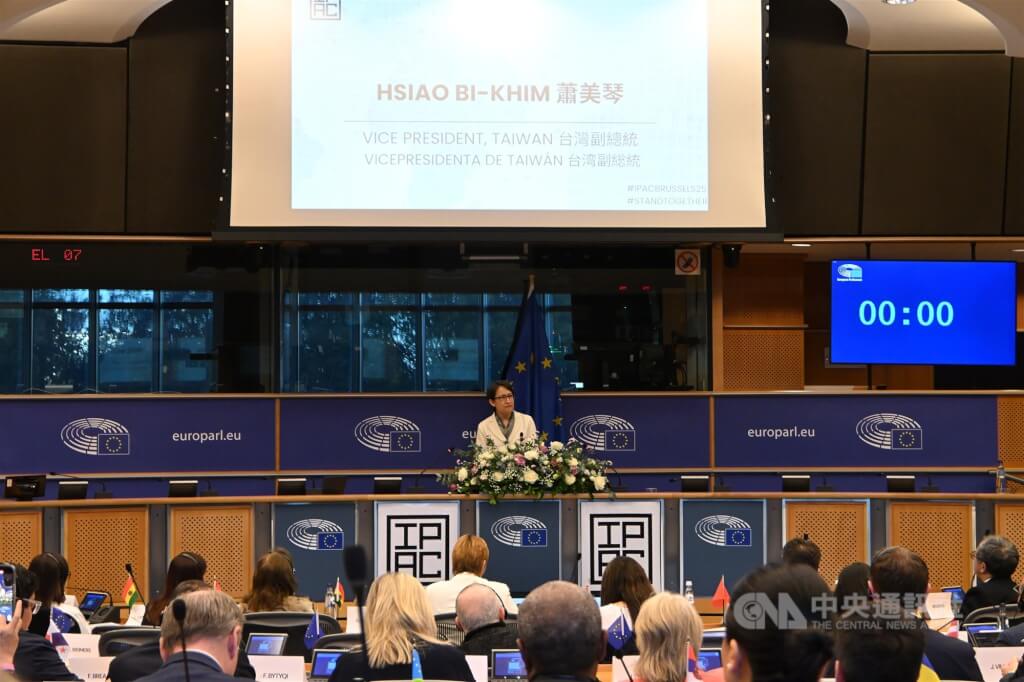 副總統蕭美琴11月7日驚喜現身歐洲議會，在其間舉行的對中政策跨國議會聯盟（IPAC）年度峰會發表專題演說。中央社記者吳柏緯布魯塞爾攝 114年11月7日 圖：中央社提供