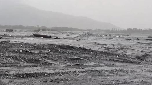 鳳凰颱風降雨使得馬太鞍溪便橋被淹沒。 圖：翻攝自Threads