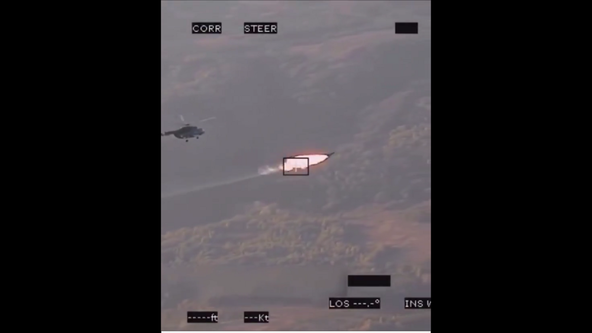 一架烏克蘭 Mi-8 直升機成功擊落俄軍「沙赫德」（Shahed）無人機。 圖:翻攝自影片