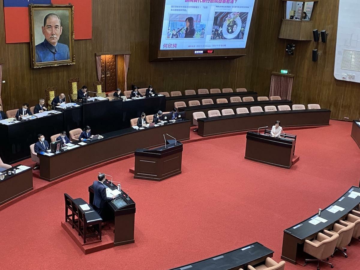 民進黨立委何欣純質詢提到國民黨主席鄭麗文時，行政院長卓榮泰稱她是有實力打敗國民黨主席的。而主席台上曾任國民黨主席的江啟臣聽了後則繼續低頭滑手機。 圖：林朝億/攝