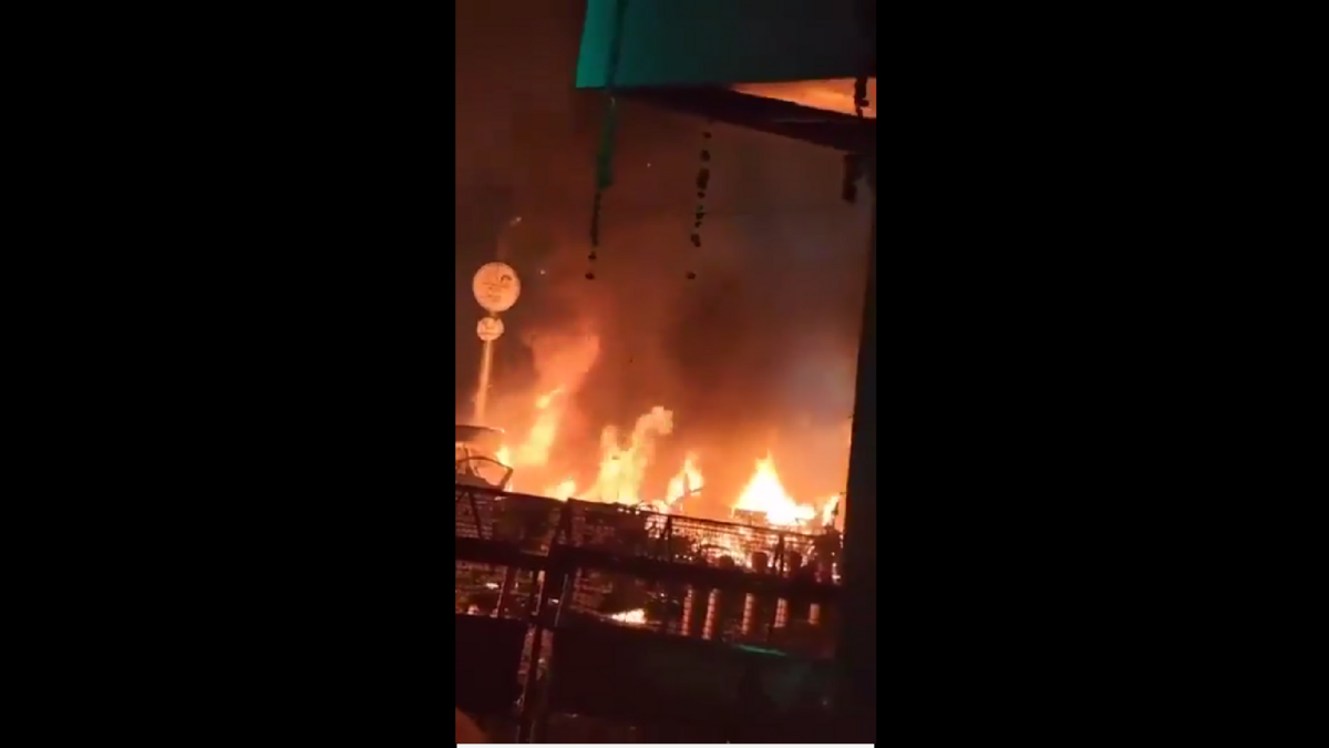 爆炸已造成至少10人死亡、超過30人受傷，現場附近更發現一枚未爆實彈，情況震撼全城。 圖:翻攝自影片