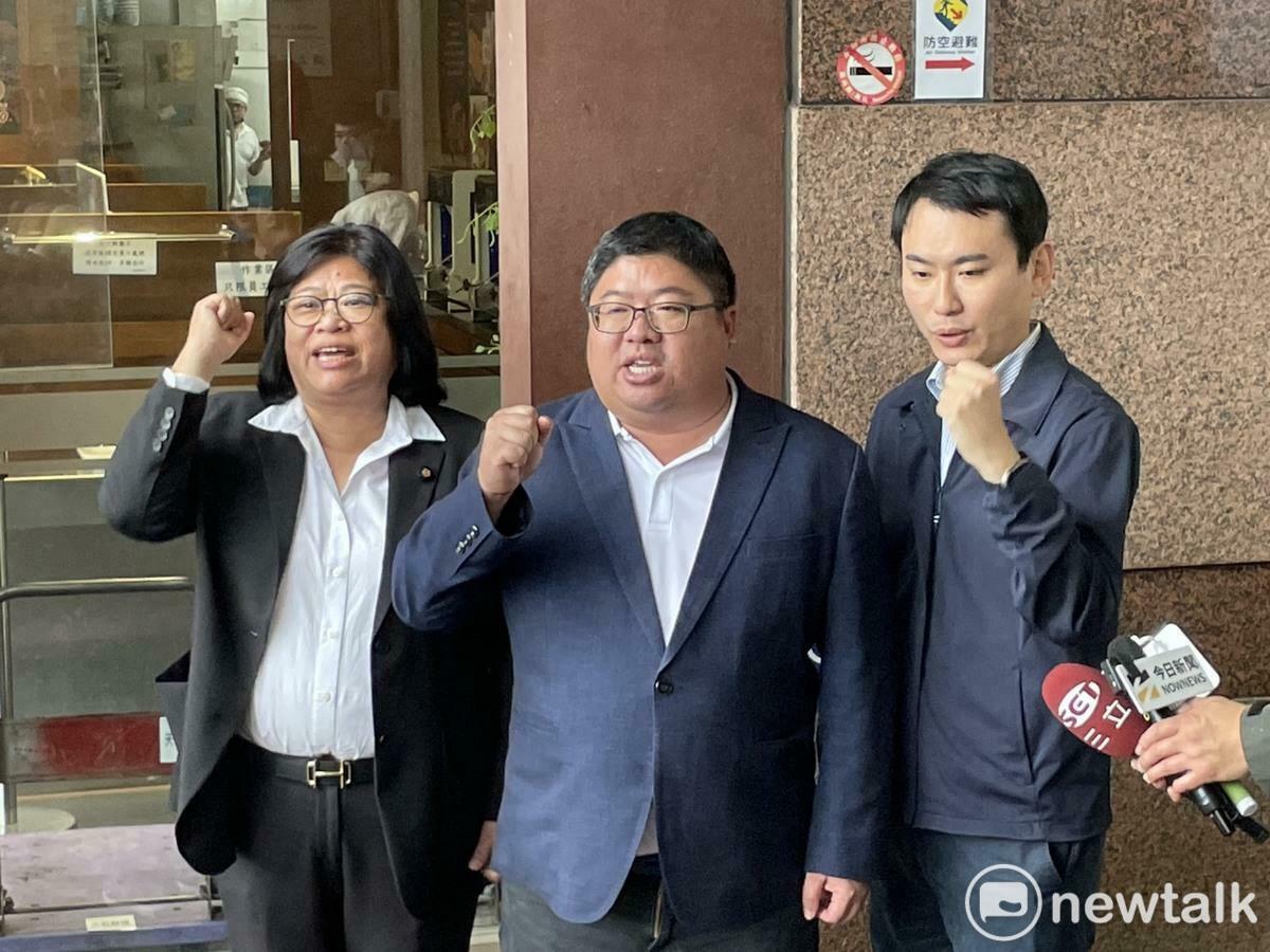 蔡易餘在王美惠、陳冠廷陪同下登記參選嘉義縣長。 圖：高逸帆／攝
