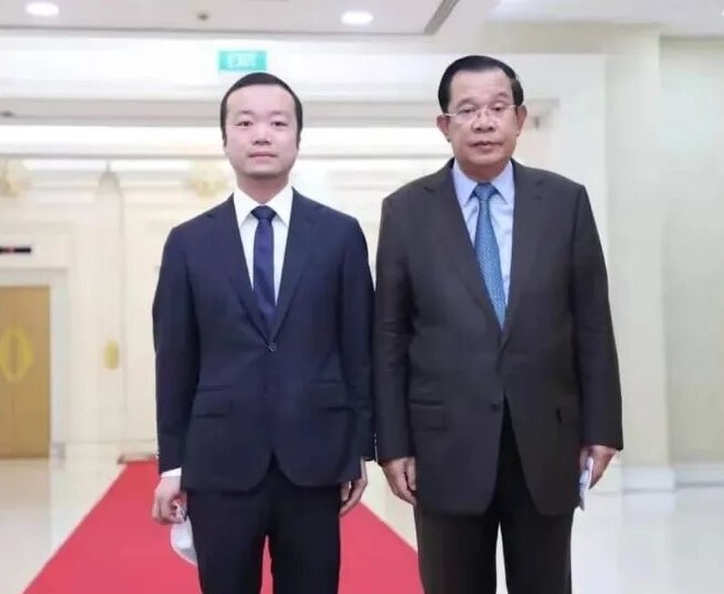 陳志與柬埔寨獨裁者洪森關係良好，後者還曾為他受勳。由於柬埔寨與美國沒有引渡協議，若洪森刻意包庇之，抓捕可能會遇到更多困難。 圖：翻攝自 X《 Daniel Fang》