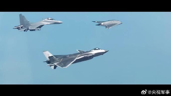 中國官媒《中央電視台》首次公開解放軍空軍先進戰鬥機與無人機進行有人/無人協同作戰的實戰化畫面。 圖：翻攝「微博」@央視軍事