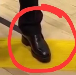 照片顯示普丁與一名身高正常、穿著高跟鞋的女性站在一起，兩人身高幾乎相仿。這在嚴格控制形象的克里姆林宮公關規範中極為罕見。 圖:翻攝自X帳號@JayinKyiv