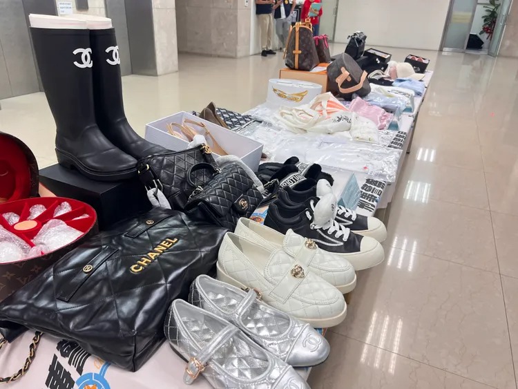 北市東區雙店面公然販售仿冒精品，刑事局智慧財產權偵查大隊查扣大量假貨。 圖：翻攝畫面