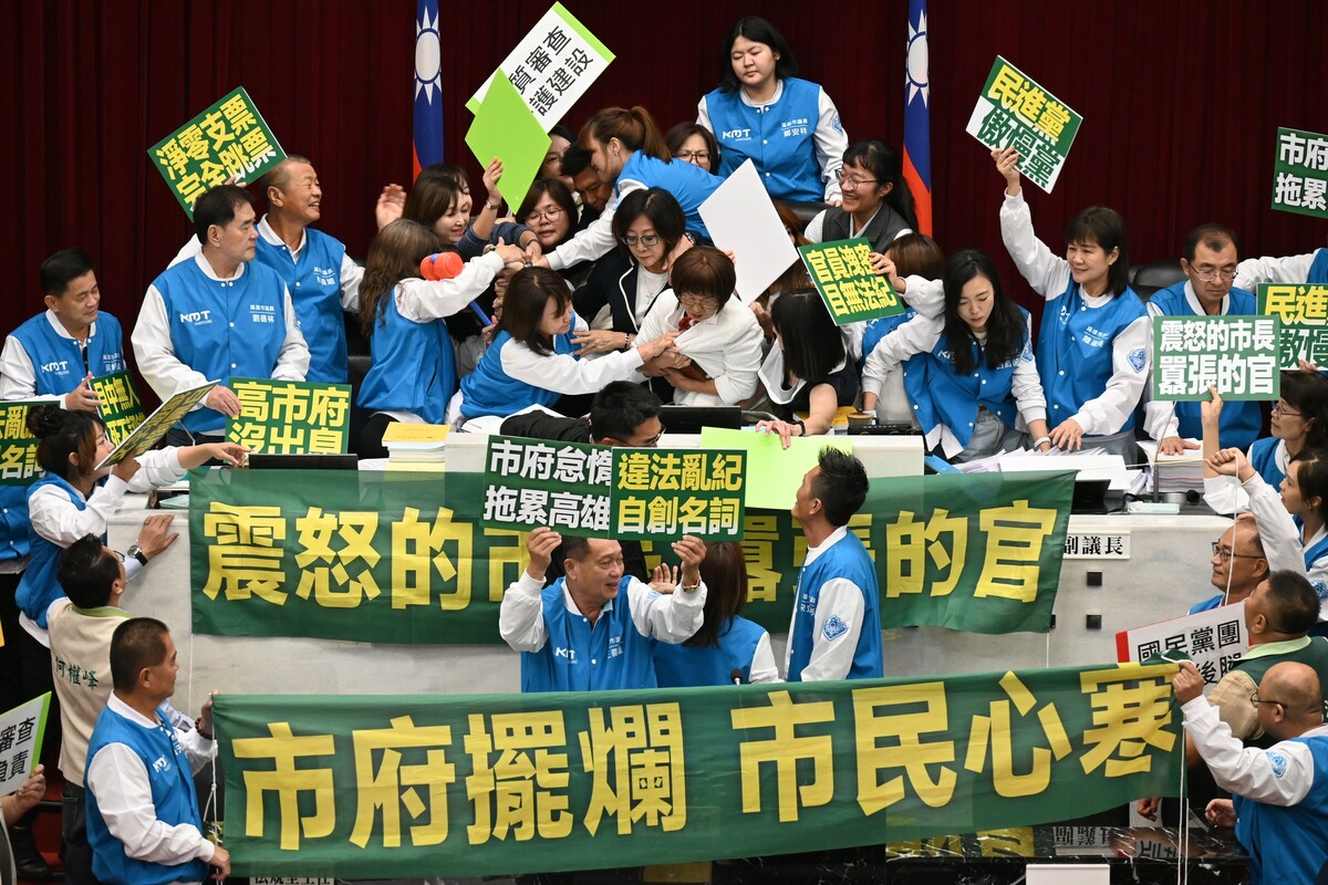 陳其邁於預算審查過程的休息時間過後離席未歸，國民黨團議員群起拉起布條並佔領主席台，表達強烈抗議。 圖：高雄市議會國民黨/提供