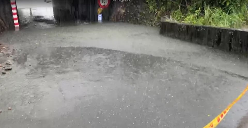宜蘭暴雨導致多地淹水，冬山鄉涵洞積水已超過40公分。 圖：翻攝畫面