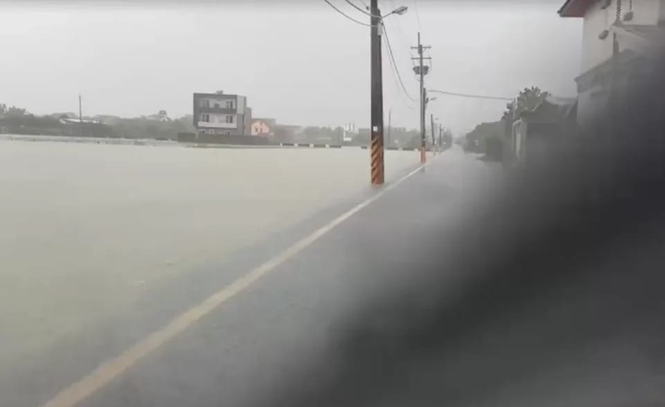 壯圍鄉美福地區農地的積水已經漫過路面。 圖：翻攝畫面