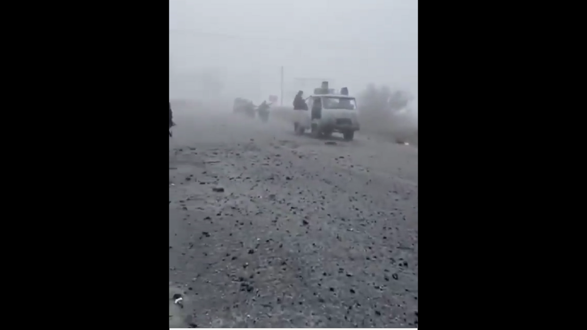 俄軍的突擊部隊在濃霧與惡劣天氣的掩護下推進，數十名士兵騎著改裝摩托車、駕駛受損卡車、甚至徒步前行，試圖突破烏軍防線。 圖:翻攝自影片