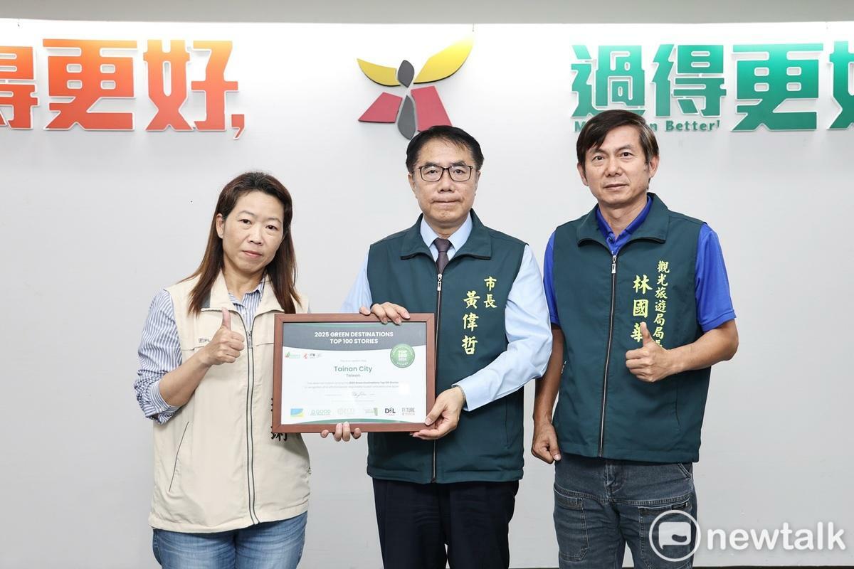 台南老屋民宿的永續發展今年以「時光留痕，古城新生」獲選「2025全球百大目的地故事獎」，觀光旅遊局在今日的市政會議中獻獎。 圖：台南市政府提供