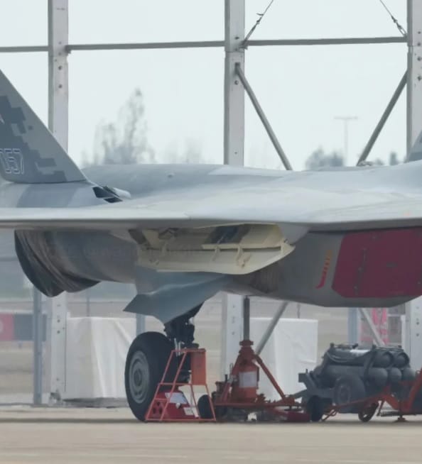 側面武器艙則各攜帶了一枚 R-74M2 近距離格鬥導彈。 圖：翻攝自 騰訊網 蔣蔣烽火談