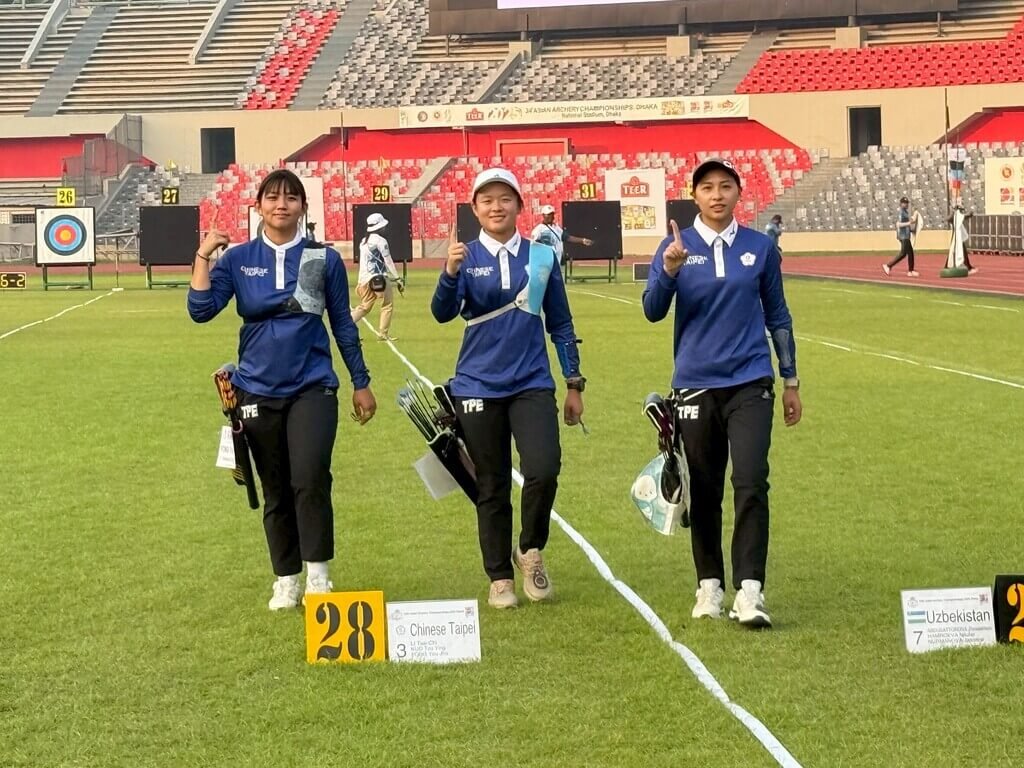 亞洲射箭錦標賽在巴林舉行，台灣女團風佑築（左起）、李彩綺及郭紫穎11日一路過關斬將，將和韓國隊爭金牌。（中華民國射箭協會提供）中央社記者黎建忠傳真　114年11月11日