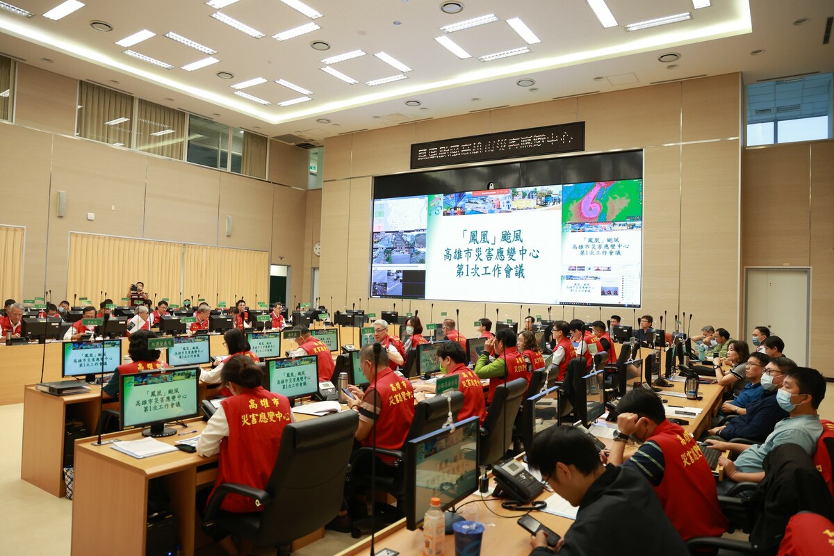 高雄市政府災害應變中心召開鳳凰颱風第一次工作會議。 圖：高雄市政府/提供