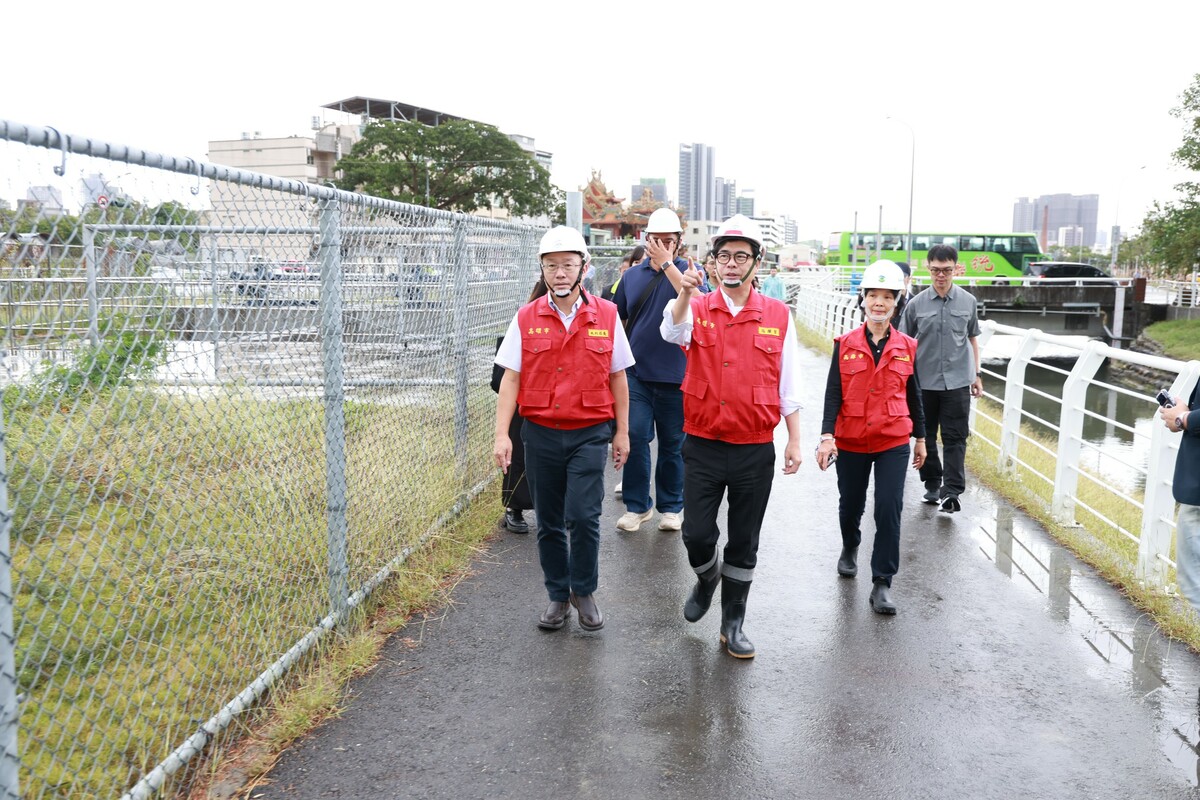 陳其邁(前排中)視察鼓山三路抽水站。 圖：高雄市政府/提供